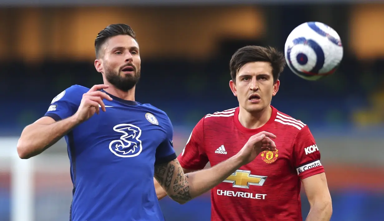 Penyerang Chelsea, Olivier Giroud (kiri) berebut  bola dengan bek  Manchester United, Harry Maguire pada pertandingan lanjutan Liga Inggris di Stamford Bridge Stadium di London, Inggris, Minggu (28/2/2021).  Chelsea bermain imbang atas MU 0-0. (Clive Rose/Pool via AP)