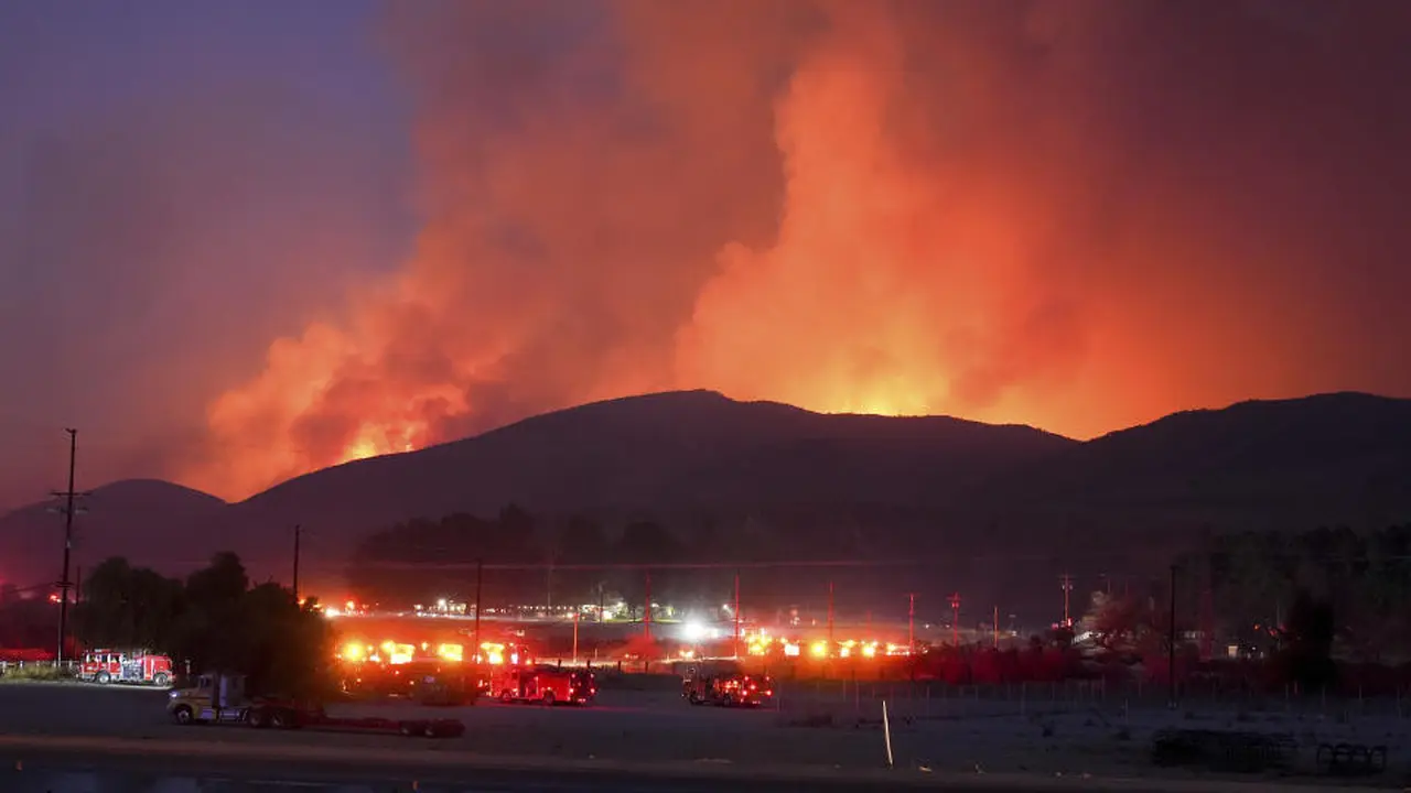 Petugas Pemadam Kebakaran berjaga di Kebakaran Hughes, Los Angeles pada hari Rabu, 22 Januari 2025, di Castaic, California. (AP/Marcio Jose Sanchez)