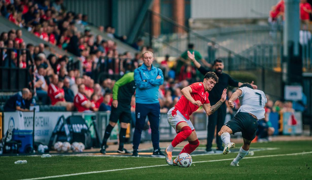 Neco Williams (tengah) yang merupakan produk akademi Liverpool akhirnya harus menyudahi 13 tahun kariernya bersama The Reds. Nottingham Forest resmi menggaet bek berusia 21 tahun dengan banderol 17 juta paundsterling atau sekitar Rp 307 miliar. (nottinghamforest.co.uk)