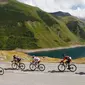 Para Pembalap sepeda beradu cepat untuk menjadi yang terdepan di gelaran Tour de France, pegunungan Alpen, Perancis,  (23/7/2015). Peserta menempuh jarak sepanjang  186,5 km dari gap finis di Saint - Jean - de –Maurienne. (REUTERS/Stefano Rellandini)