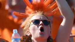 Seorang pendukung tim Belanda menggunakan atribut dari bulu di kepalanya sambil bersorak menyaksikan pertandingan hoki putra antara Argentina vs Belanda dalam ajang Olimpiade 2016, di Rio de Janeiro, 6 Agustus 2016. (MANAN Vatsyayana)