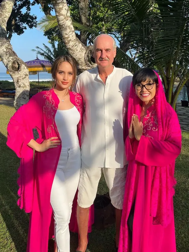 [Fimela] 6 Potret Ibu Cinta Laura yang Awet Muda di Usia 59 Tahun