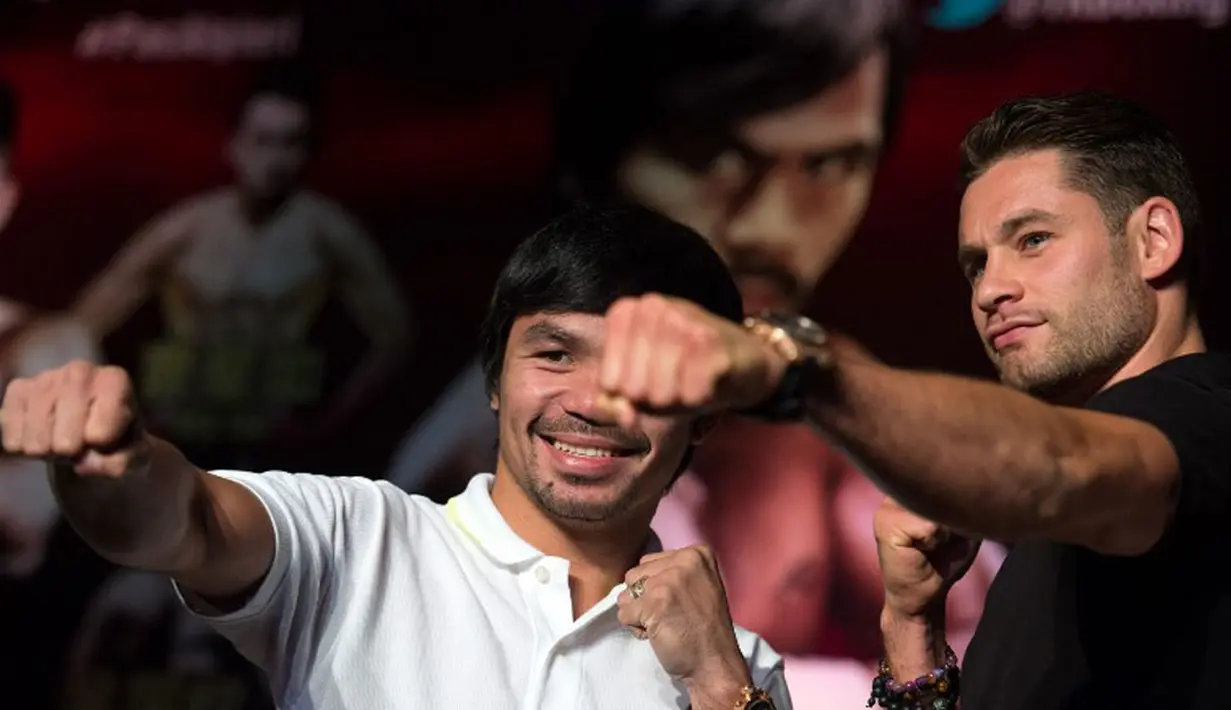 Petinju Filipina, Manny Pacquiao (kiri), dan Chris Algieri berpose saat konferensi pers jelang laga yang akan digelar November mendatang di Shanghai, Tiongkok, (26/8/2014). (AFP PHOTO/Johannes Eisele)