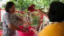 Warga Tionghoa  melakukan ritual memandikan patung dewa-dewi di Vihara Amurva Bhumi, Jakarta, Jumat (20/1). Kegiatan tersebut sebagai bagian menyambut Tahun Baru Imlek 2568 yang akan jatuh pada 28 Januari 2017. (Liputan6.com/Gempur M Surya)