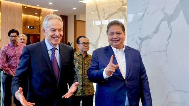 Mantan Perdana Menteri Inggris Sir Tony Blair pada Jumat (21/07) menemui Menteri Koordinator Bidang Perekonomian Airlangga Hartarto. (Dok Kemenko Perekonomian)