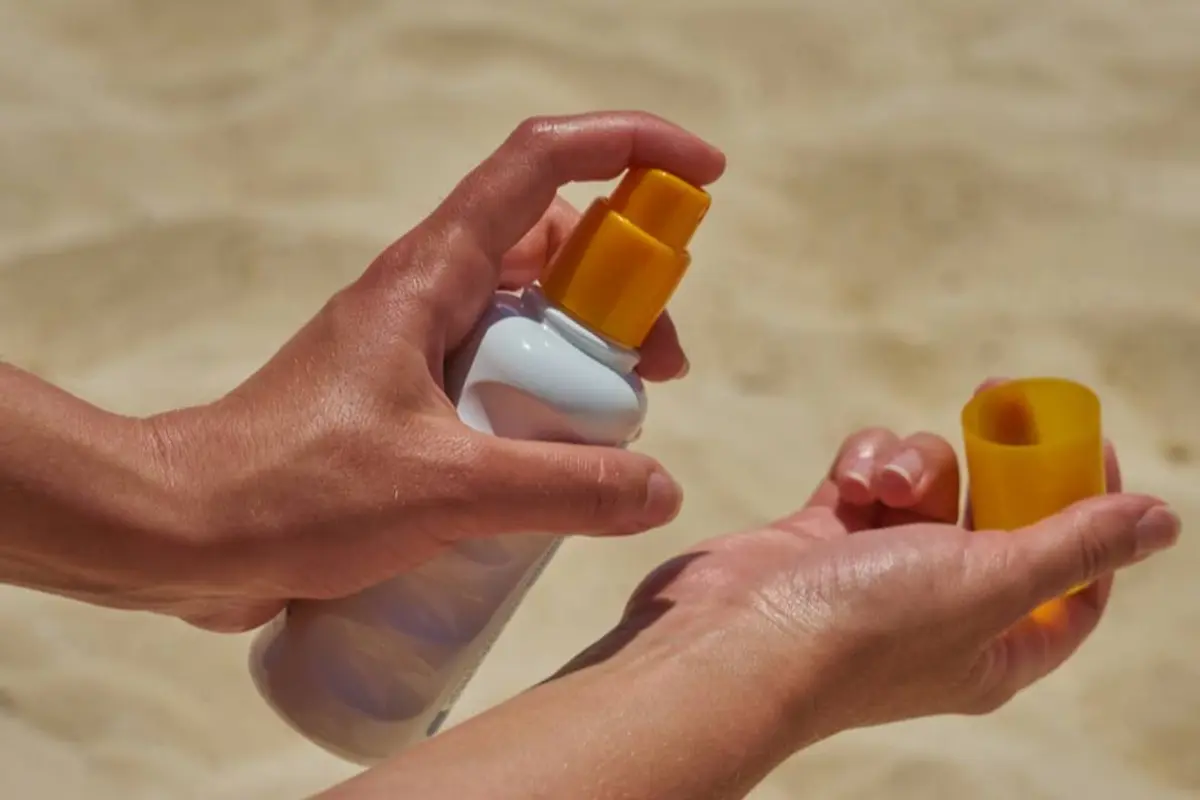 Nggak Takut Makeup Geser, Ini Sunscreen Mist Terbaik untuk Re-Apply SPF