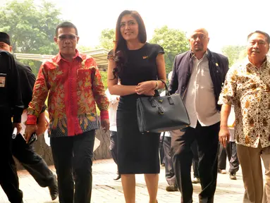 Ketua Pansus Pelindo II Rieke Diah Pitaloka tiba di Gedung KPK, Jakarta, Kamis (10/3). Kedatangan mereka bertemu untuk bertemu pimpinan KPK membahas temuan kasus Pelindo II. (Liputan6.com/Helmi Afandi)