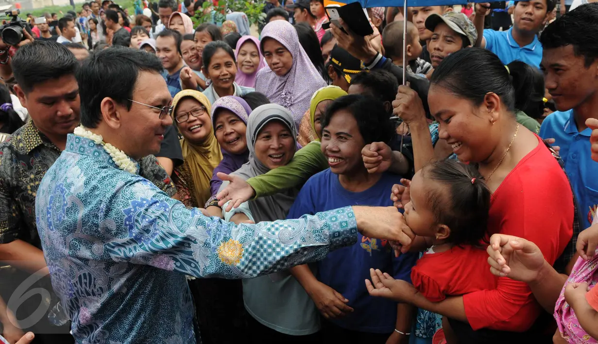  Gubernur DKI Jakarta Basuki Tjahaja Purnama (kiri) bersalaman dengan warga disela peresmian kegiatan "Gerakan Satu Hati Bangun Komunitas Harapan Indonesia", Jakarta, Sabtu (5/3). (Liputan6.com/Helmi Afandi)