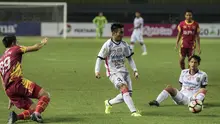 Gelandang Bali United, Muhammad Taufiq, mengirim umpan saat melawan Bhayangkara FC pada laga Liga 1 Indonesia di Stadion Patriot, Bekasi, Jumat (29/9/2017). Bhayangkara menang 3-2 atas Bali. (Bola.com/Vitalis Yogi Trisna)