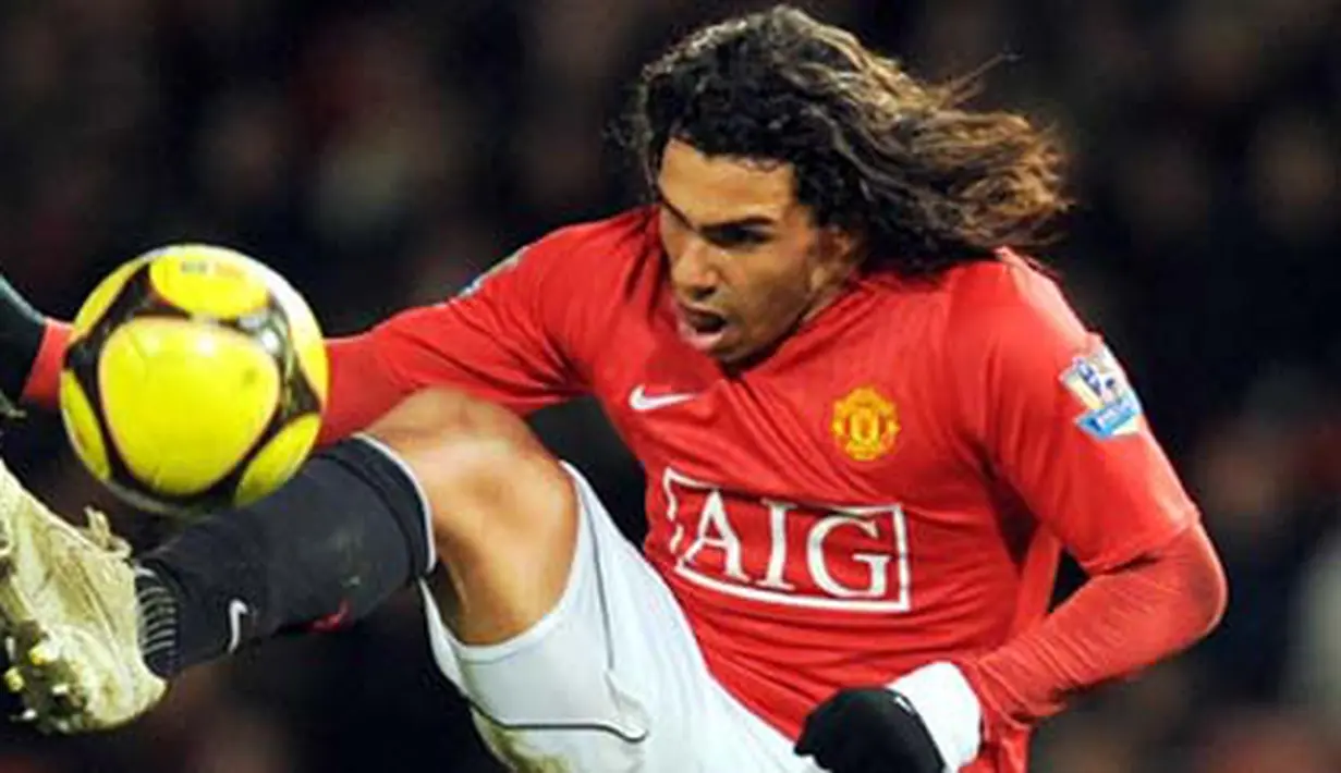 Manchester United's Argentinian forward Carlos T&eacute;vez controls the ball during the FA Cup Fourth round football match against Tottenham at Old Trafford, Manchester, on January 24, 2009. AFP PHOTO/ANDREW YATES