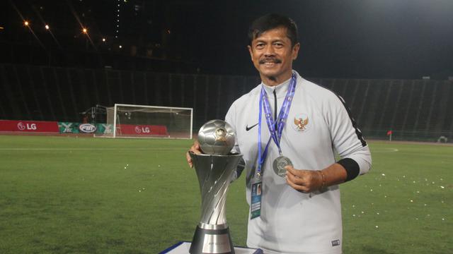 Pelatih Timnas Indonesia, Indra Sjafri, merayakan gelar juara Piala AFF U-22 2019 setelah mengalahkan Thailand pada laga final. (Bola.com/Zulfirdaus Harahap)