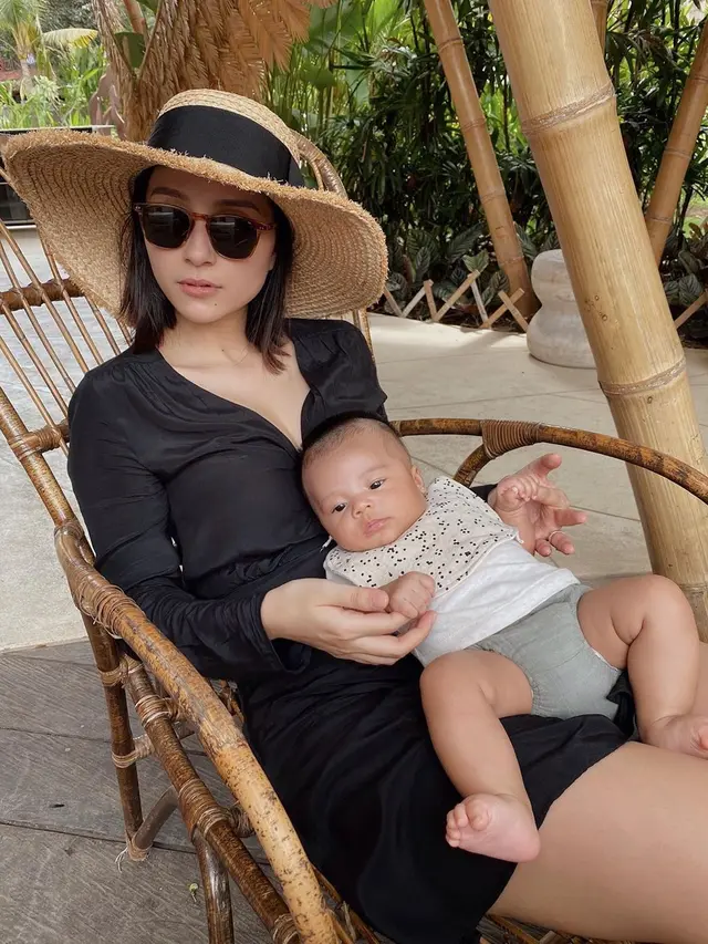 Momen Lolita Agustine Asuh Siena Rose. (Sumber: Instagram/lolitagustine)
