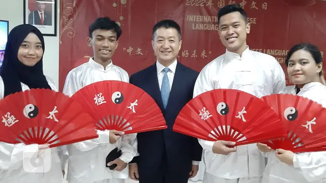 Dubes China Lu Kang bersama peformer bela diri wushu di Universitas Al Azhar Indonesia (UAI).