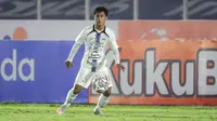 Pemain PSIS, Pratama Arhan mengontrol bola saat laga pekan keempat BRI Liga 1 2021/2022 antara Arema FC melawan PSIS Semarang di Stadion Madya, Jakarta, Sabtu (25/09/2021) WIB. (Bola.com/Bagaskara Lazuardi)