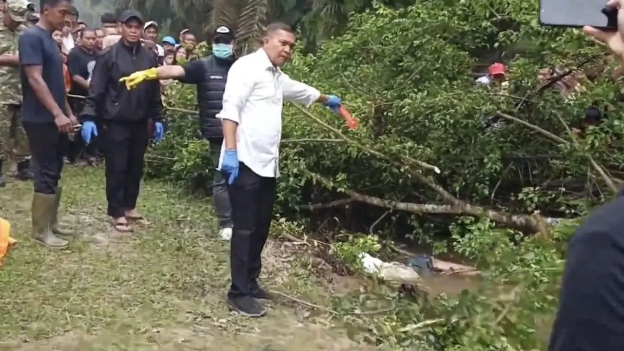 Lokasi penemuan sesosok mayat pria yang terbujur kaku di dalam parit area perkebunan sawit. (Liputan6.com/Reza)