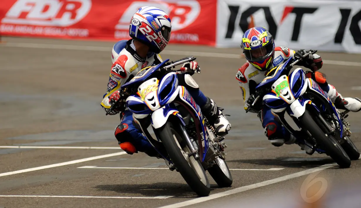 Reynaldo Ratukore (depan) memastikan lawan terdekatnya di race pertama seri 1 Indoprix, Minggu (27/4/2014). (Liputan6.com/Helmi Fithriansyah)