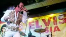 Peserta dari Australia, Eddie Lombardo pada final kontes menyanyikan lagu Elvis Persley di Manila, Filipina, Sabtu (19/8). Lomba yang pertama di Asia ini untuk mengenang 40 tahun kematian legenda Rock 'n Roll, Elvis Persley. (AP Photo/Bullit Marquez)