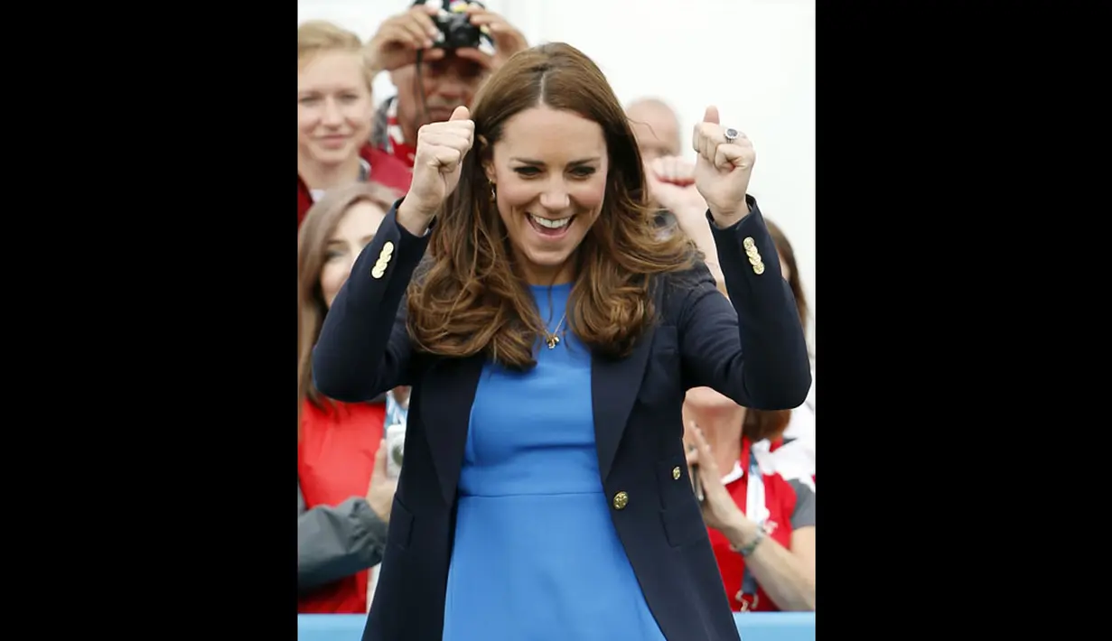  Ekpsresi Duchess of Cambridge, Kate Middleton, saat berhasil memainkan permainan asli Afrika Selatan "Tiga Kaleng" di Commonwealth Games Village di Glasgow, Skotlandia, (29/7/2014). (REUTERS/Danny Lawson)