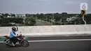 Kendaraan melintasi Jalan Layang atau Flyover Cakung, Jakarta Timur, Senin (19/4/2021). Pemprov DKI Jakarta melakukan uji coba Flyover Cakung mulai hari ini hingga 21 April mendatang. (merdeka.com/Iqbal S Nugroho)