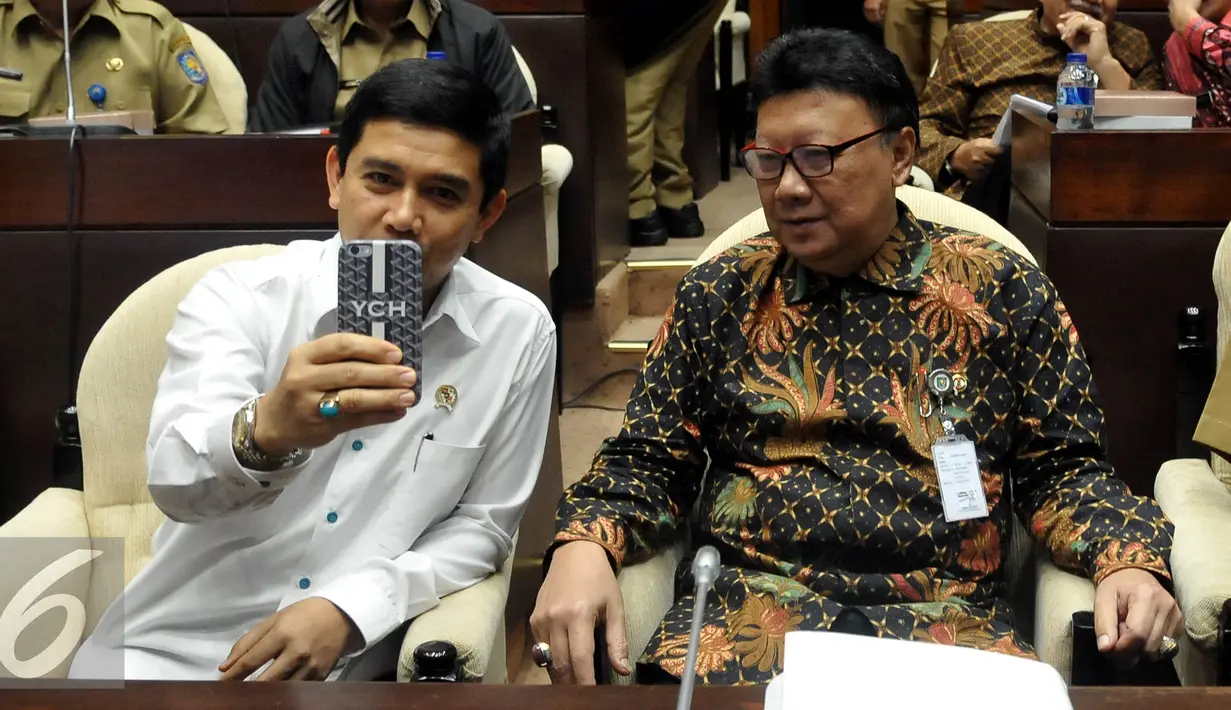Menteri Dalam Negeri Tjahjo Kumolo (kanan) bersama Menteri PAN RB Yudi Krisnandi saat menghadiri rapat kerja dengan Komisi II DPR, di Kompleks Parlemen, Jakarta, Selasa (19/7). Rapat tersebut membahas R-APBN 2017. (Liputan6.com/Johan Tallo)