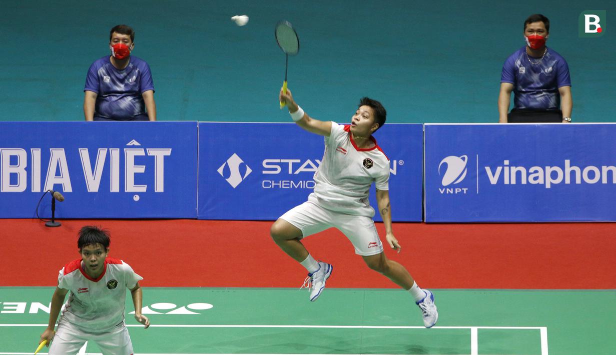 Pasangan Indonesia, Apriyani Rayahu/Siti Fadia, saat melawan wakil Thailand, Benyapa Aimsaard/Nuntakarn Aimsaard, pada laga final cabang olahraga bulutangkis SEA Games 2021 di Bacqiang Gymnasium, Minggu (22/5/2022). Indonesia menang dengan skor 21-17 dan 21-14. (Bola.com/Ikhwan Yanuar)