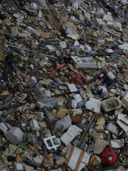 Tumpukan sampah yang terbawa arus sungai Ciliwung terlihat, Jakarta, Selasa (23/10). Dinas Lingkungan Hidup mengantisipasi terjadinya peningkatan volume sampah saat musim penghujan tiba di setiap pintu air Jakarta. (Merdeka.com/Imam Buhori)