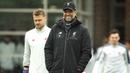 Pelatih Liverpool, Jurgen Klopp, tersenyum saat melakukan latihan jelang laga Liga Champions di Liverpool, Selasa (16/4). Liverpool akan berhadapan dengan FC Porto. (AP/Nigel French)