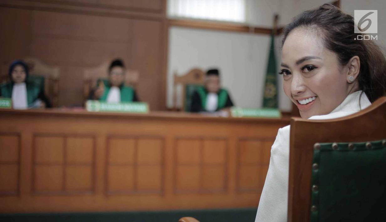 Foto Roby Geisha Dan Istrinya Jalani Sidang Perdana Perceraian Showbiz Liputan6 Com