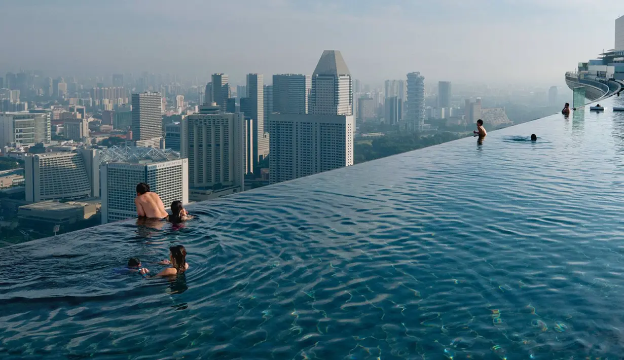 Kolam renang yang berada di Marina Bay Sands, Singapura ini memberikan anda sensasi berenang dengan ketinggian puluhan meter. Terbayang bukan gimana kalau anda melihat kebawah. (livedoor.blogimg.jp)