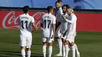 Para pemain Real Madrid merayakan gol ke gawang Huesca pada pertandingan lanjutan La Liga 2020-2021 di Stadion Alfredio di Stefano, Sabtu (31/10/2020). (AP Photo/Manu Fernandez)