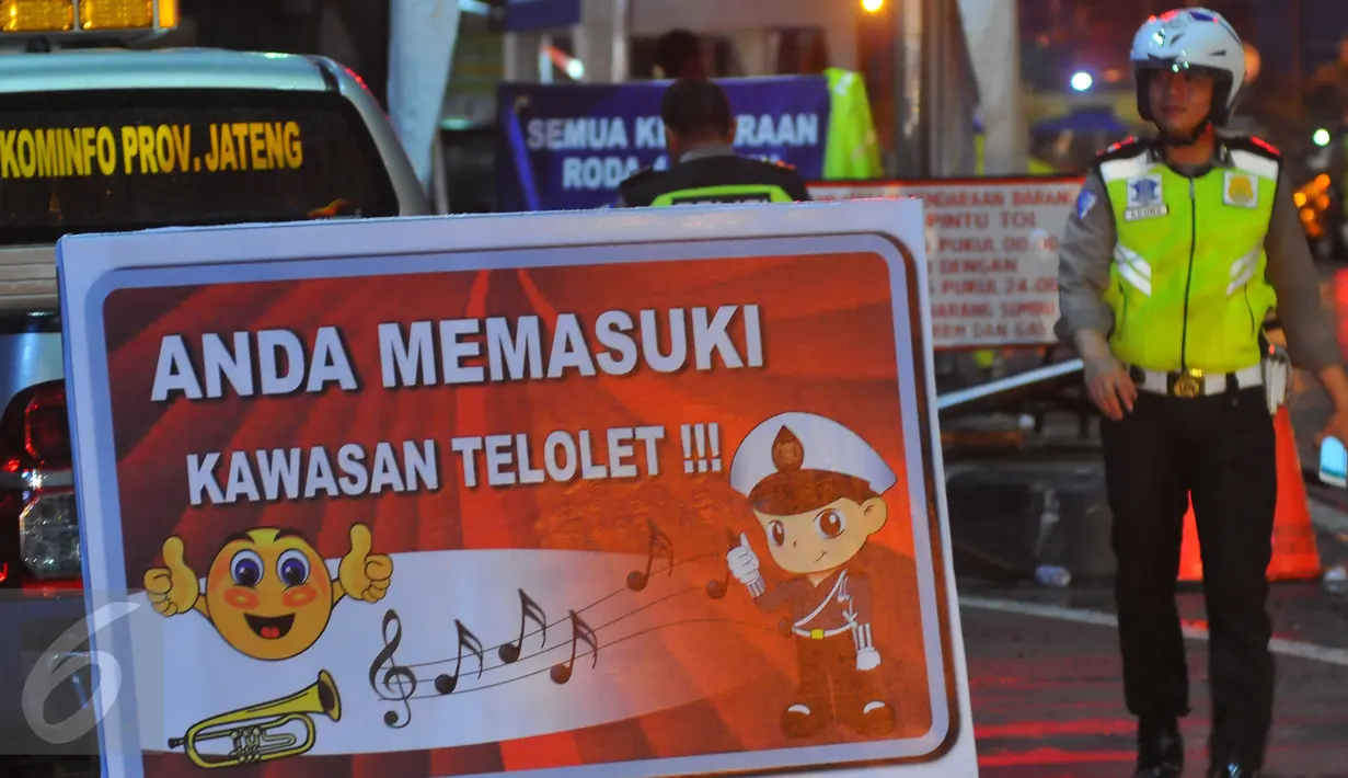 Petugas berjaga di jalur pantura Brebes, Jawa Tengah, Jumat (23/12). Pemasangan plang Telolet tersebut untuk menghibur para pengguna jalan pada saat mudik libur Natal dan Tahun baru. (Liputan6.com/Angga Yuniar)
