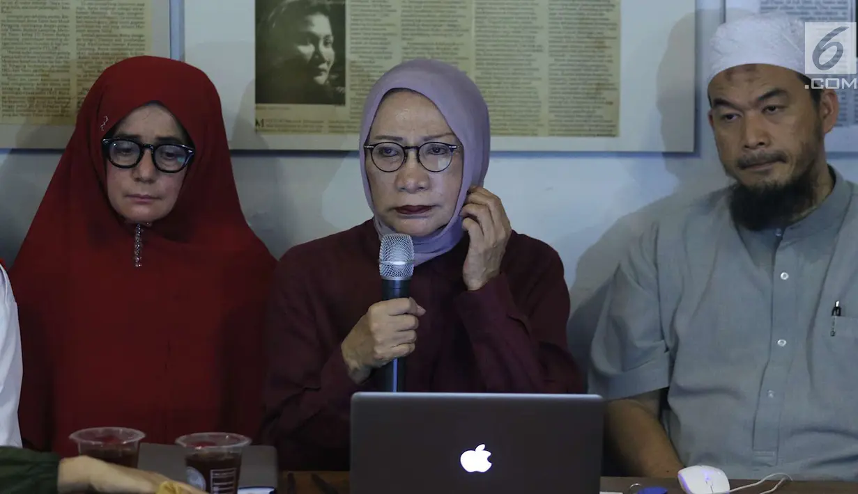 Ratna Sarumpaet saat konferensi pers terkait kasus penganiayaan yang dialaminya, Jakarta, Rabu (3/10). Ratna mengakui tidak ada penganiayaan yang diterimanya seperti kabar yang berkembang beberapa waktu terakhir. (Liputan6.com/Immanuel Antonius)