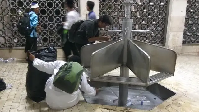 Demonstran kehabisan air wudhu di Masjid Istiqlal, Jakarta.