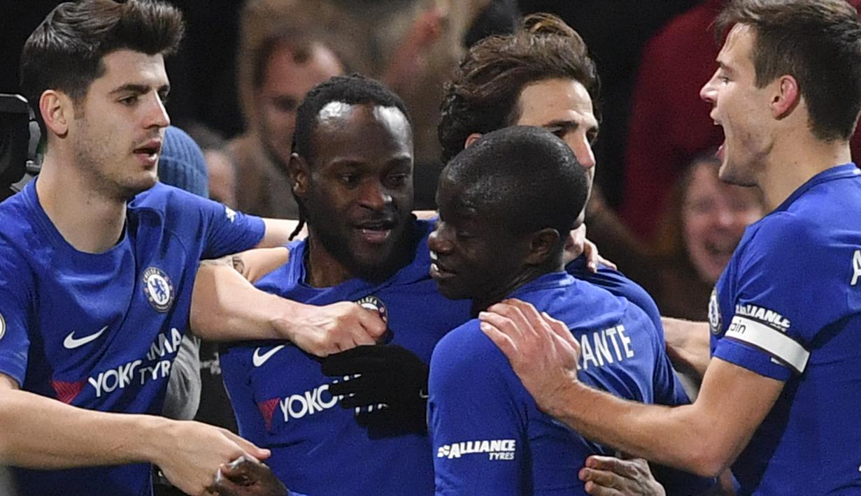Para pemain Chelsea merayakan gol Victor Moses (2kiri) saat melawan West Bromwich Albion pada lanjutan Premier League di Stamford Bridge stadium, London, (12/2/2018). Chelsea menang 3-0.  (AFP/Ben Stansall)