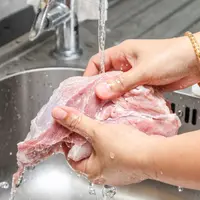 ilustrasi mencuci daging/tiverylucky/Shutterstock