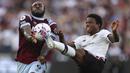 Pemain West Ham, Michail Antonio (kiri), berusaha mengontrol bola dan melewati pemain MU, Tyrell Malacia, dalam laga pekan ke-35 Premier League 2022/2023 yang berlangsung di London Stadium, Senin (8/5/2023) dini hari. (AP Photo/Ian Walton)
