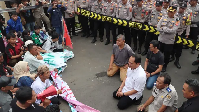 Ratusan petani dan mahasiswa gelar aksi demonstrasi di Kantor ATR/BPN Kabupaten Sukabumi, Jawa Barat (Jabar).