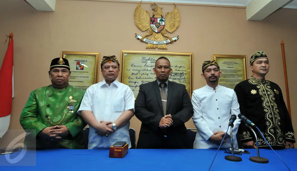 Sejumlah raja dan bangsawan saat membuat pernyataan sikap di Gedung Joeang, Jakarta (11/2/2015). Para raja dan bangsawan tersebut meminta kepada pemerintah agar dilibatkan dalam berbagai permasalahan bangsa dan negara. (Liputan6.com/Helmi Afandi)