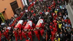 Ribuan warga, beserta petugas dan kerabat mengiringi upacara pemakaman tiga petugas pemadam kebakaran yang tewas di sebuah pabrik sepatu di kota Lima, Peru (21/10). (Reuters/Guadalupe Pardo)