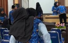 Akibat Pendarahan saat Melahirkan Anak, Wanita Ini Digendong Suami Untuk Pelantikan PPPK