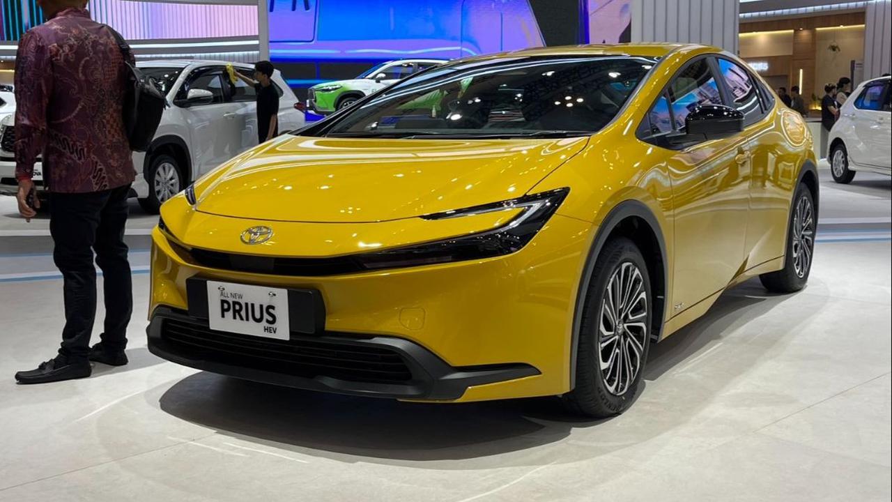 Toyota Prius generasi terbaru yang telah diperkenalkan pada IIMS 2024 lalu merujuk pada pernyataan tersebut. Motor listrik berkekuatan 111 Hp dikawinkan dengan mesin 2.000cc 4-silinder hybrid bertenaga 194 Hp pada Toyota Prius tersebut