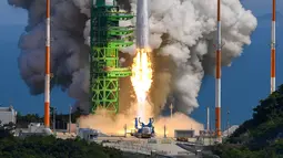 Roket Nuri, roket luar angkasa pertama yang diproduksi di dalam negeri, lepas landas dari landasan peluncuran di Pusat Antariksa Naro di Goheung, Korea Selatan, Selasa (21/6/2022). (Chun Jung-in/Yonhap via AP)
