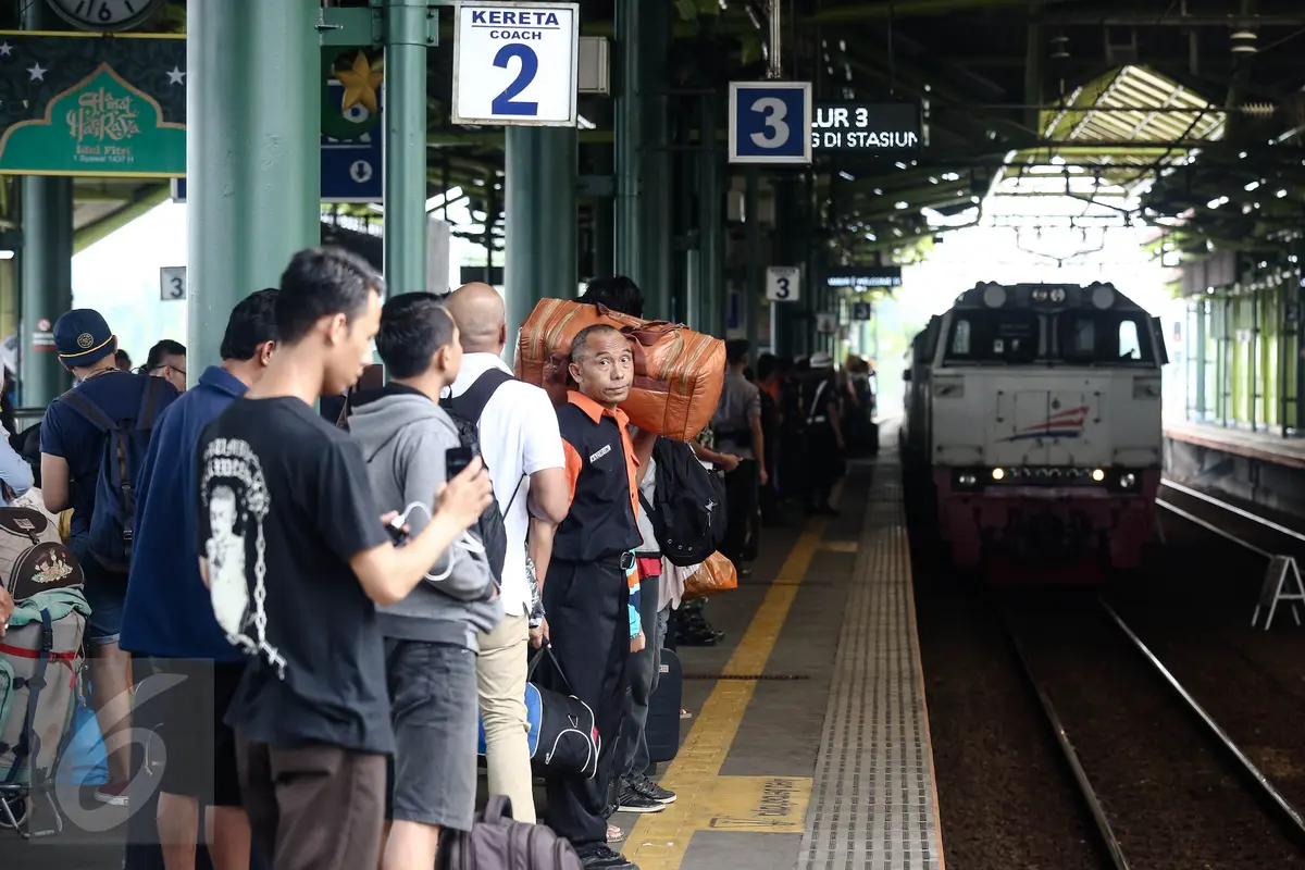 20160628-H-8 Lebaran, Suasana Mudik Mulai Terasa di Stasiun Gambir-Jakarta