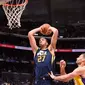 Center Utah Jazz, Rudy Gobert, melakukan dunk di hadapan center Los Angeles Lakers, Brook Lopez, pada laga pramusim NBA 2017/2018 di Staples Center, Los Angeles, Selasa (10/10/2017). (Bola.com/Twitter/NBA).