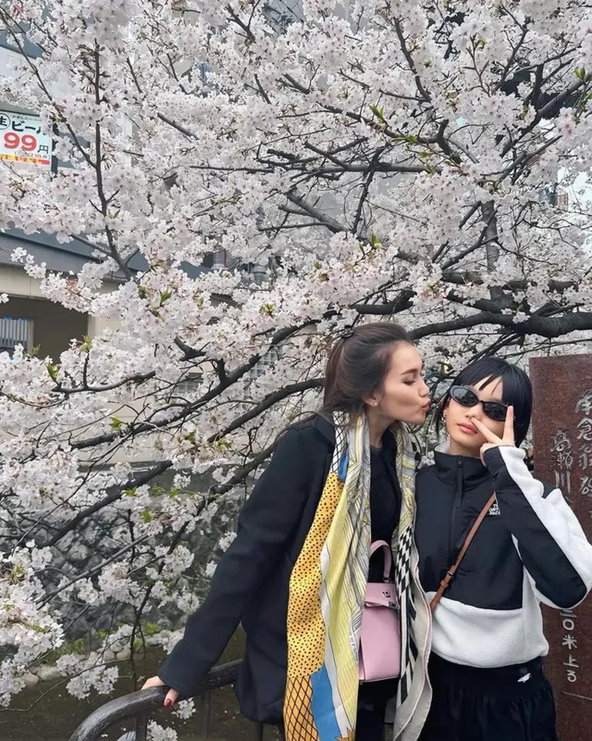 7 Potret Ayu Ting Ting Berburu Sakura di Jepang, Ajak Keluarga Besar