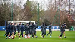 Para pemain Chelsea berlari saat sesi latihan di Cobham Training Ground, Cobham, Inggris, Senin (24/2/2020). Chelsea akan menjamu Bayern Munchen pada leg pertama babak 16 besar Liga Champions. (Adam Davy/PA via AP)