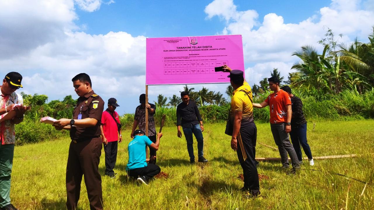 Petugas Tim Jampidsus Kejaksaan Agung, Tim Kejaksaan Negeri Jakarta Utara dan Tim dari Kejaksaan Negeri Tabanan serta Direktorat Jendral Pajak melakukan penyitaan aset tanah seluas 400 meter persegi milik terpidana penggelapan pajak di Tabanan, Bali.