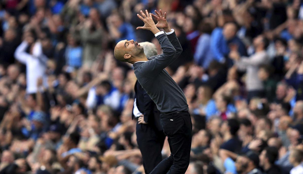 Ekspresi pelatih Manchester City, Pep Guardiola saat memimpin timnya melawan Stoke City pada lanjutan Premier League di Etihad Stadium, Manchester, (14/10/2017). City menang 7-2. (Mike Egerton/PA via AP)