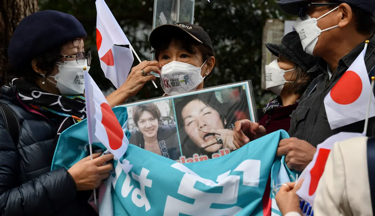 Orang-orang mengambil bagian dalam pawai untuk memprotes pernikahan antara Putri Jepang Mako dan Kei Komuro di Tokyo (26/10/2021). Sejumlah warga Jepang menolak pernikahan keponakan Kaisar Naruhito, Putri Mako, dengan kekasihnya yang merupakan rakyat biasa, Kei Komuro. (AFP/Kazuhiro Nogi)