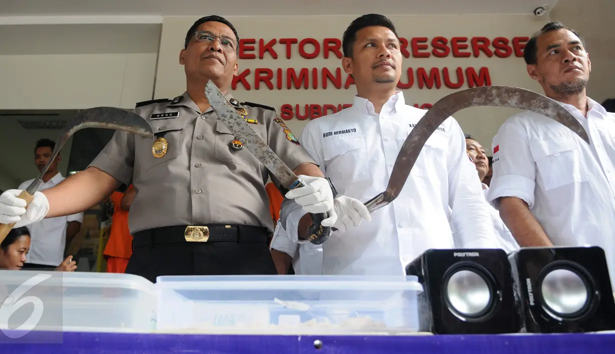   Resmob Polda Metro Jaya merilis hasil pengungkapan tindak kejahatan yang terjadi selama bulan November 2016 di Jakarta, Minggu (27/11). (Liputan6.com/Helmi Afandi)